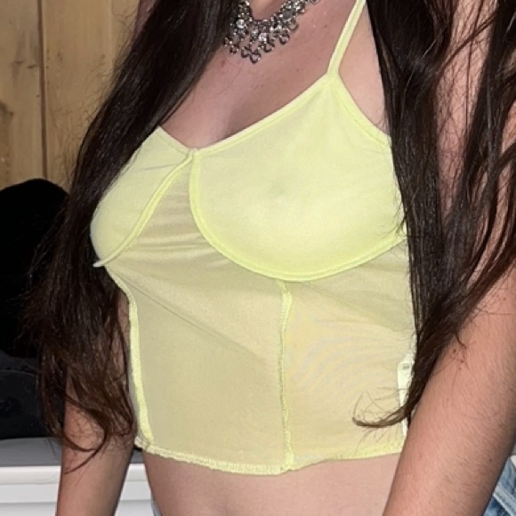 FOREVER 21 | Pastel Yellow Cropped Tank Top - Picture 3 of 4